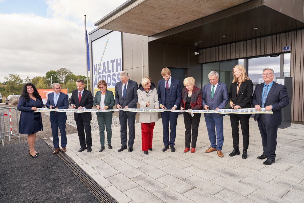 Eine Gruppe von Menschen eröffnet das Gesundheitszentrum.