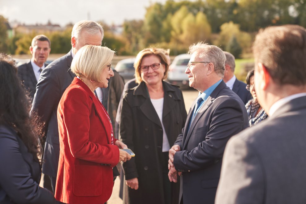 Eine Frau und ein Mann unterhalten sich.