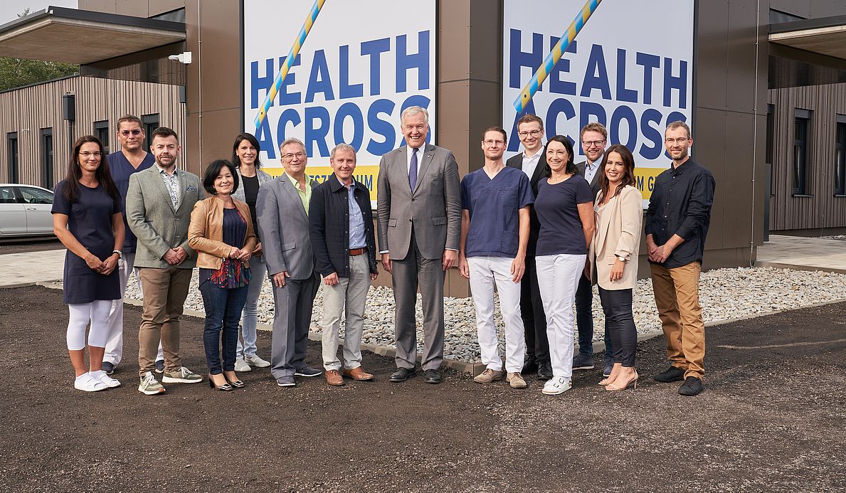 Gruppenbild mit LR Eichtinger und Ärzte und Therapeuten vor dem Healthacross Gesundheitszentrum