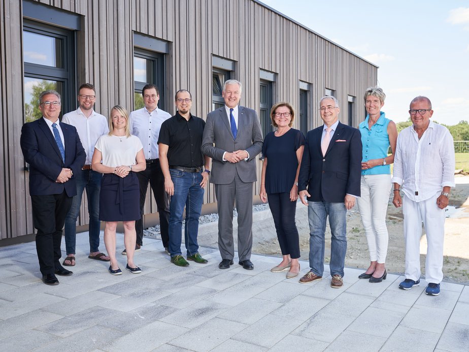 Gruppenbild vor dem Zentrum