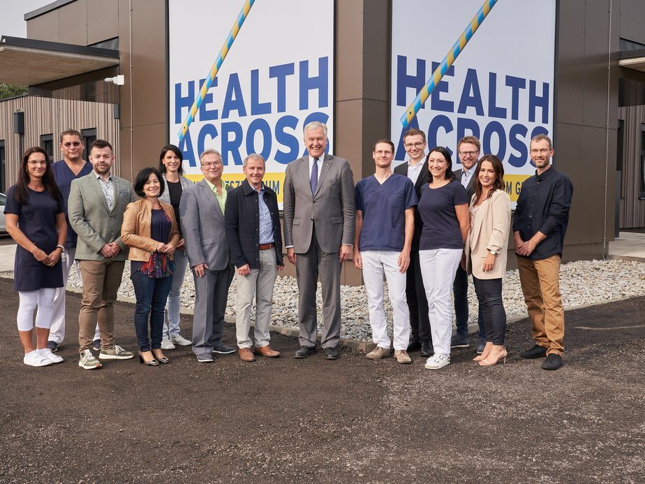 Gruppenbild mit LR Eichtinger und Ärzte und Therapeuten vor dem Healthacross Gesundheitszentrum